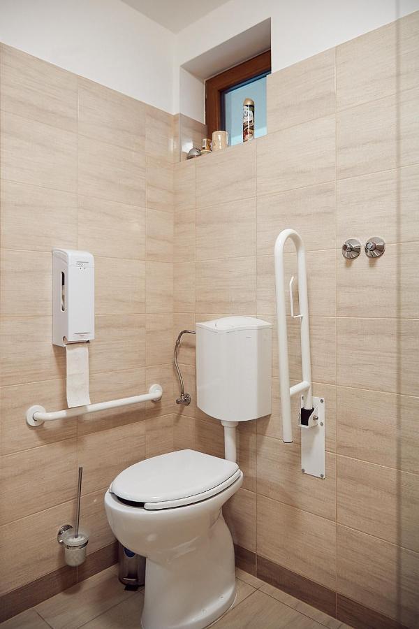 Vadvirag Vendeghaz Hotel Izsak ภายนอก รูปภาพ