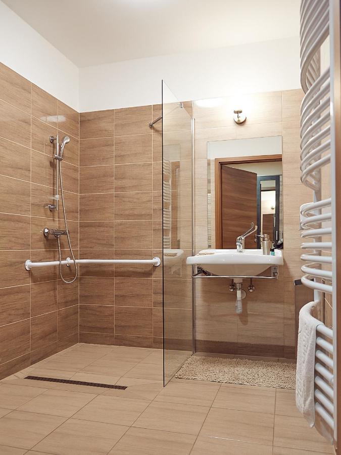 Vadvirag Vendeghaz Hotel Izsak ภายนอก รูปภาพ